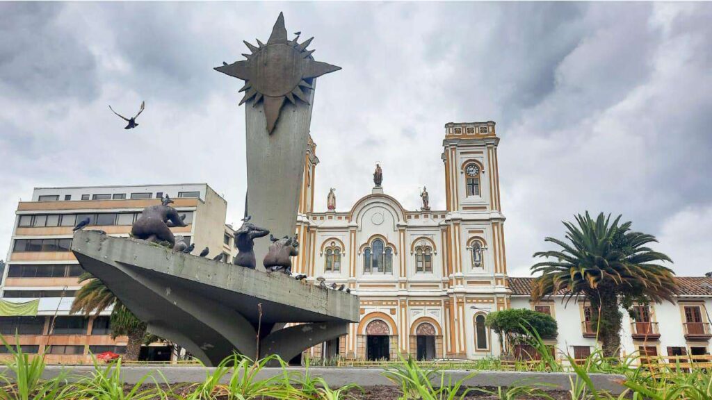 Plaza de la Villa, Catedral San Martín de Tours y Monumento al Sol, Sogamoso