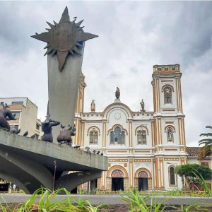 Plaza de la Villa, Catedral San Martín de Tours y Monumento al Sol, Sogamoso